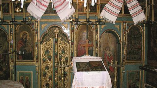 Interiorul bisericii cu hramul "Adormirea Maicii Domnului"